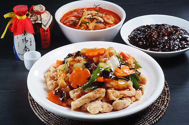 포토 JPG 스튜디오촬영 그릇 접시 음식 중국문화 실내 요리 사람없음 중식 당근 면류 면 짜장면 받침대 탕수육 짬뽕 목이버섯 국내포토 동양문화 식기 외국문화 뿌리채소 내부 버섯 파일형식