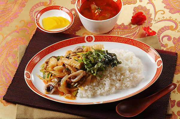 포토 JPG 스튜디오촬영 그릇 접시 음식 밥 중국문화 실내 요리 사람없음 중식 숟가락 천 받침대 해산물 덮밥 국 단무지 해물덮밥 국내포토 동양문화 식기 외국문화 수저 내부 직물 파일형식