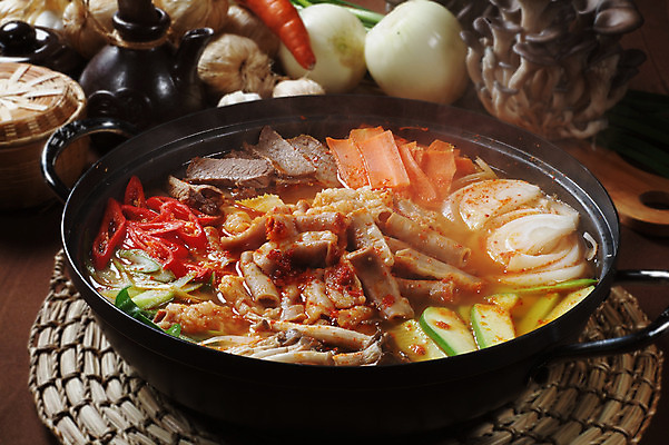 포토 JPG 스튜디오촬영 한국문화 그릇 한식 음식 고추 호박 양파 실내 마늘 요리 사람없음 장식 버섯 냄비 수증기 받침대 전골 느타리버섯 곱창 곱창전골 국내포토 동양문화 식기 채소 한국 육류 내부 솥 파일형식