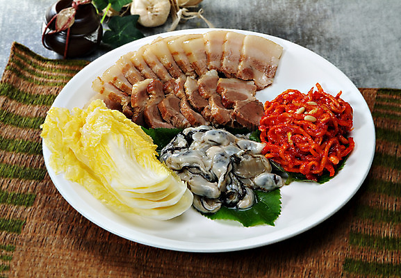 포토 JPG 스튜디오촬영 한국문화 그릇 접시 한식 음식 잎 김치 실내 요리 사람없음 장식 굴 받침대 안주 배추 야식 보쌈 굴보쌈 무생절이 국내포토 식물 동양문화 식기 채소 어패류 한국 내부 파일형식