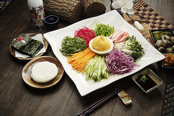 포토 JPG 스튜디오촬영 한국문화 그릇 접시 꽃 한식 음식 술잔 젓가락 양파 술병 피망 김치 오이 실내 요리 사람없음 장식 당근 김 고추냉이 안주 쌈 피클 깻잎 간장 무순 날치알 메추리알 적채 맛살 무쌈 국내포토 식물 동양문화 식기 채소 병_용기 잔 뿌리채소 주류 한국 수저 내부 알 양념 해조류 양배추 새싹채소 절임 파일형식