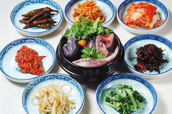 포토 JPG 스튜디오촬영 그릇 접시 한식 음식 반찬 김치 실내 요리 사람없음 뚝배기 배추김치 정식 고추절임 대구탕 도라지나물 배추된장무침 젓갈 채김치 국내포토 식기 내부 탕 무침 절임 파일형식