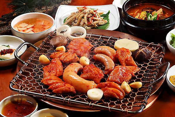 포토 JPG 스튜디오촬영 그릇 접시 한식 양파 감자 실내 마늘 요리 사람없음 그릴 된장찌개 물김치 표고버섯 나박김치 대창 대창구이 국내포토 식기 음식 채소 주방용품 김치 육류 내부 버섯 찌개 구이 파일형식