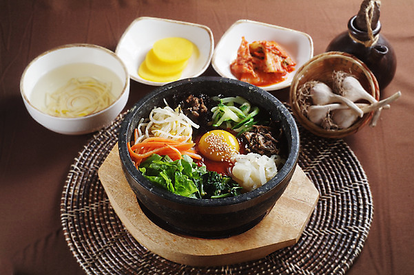 포토 JPG 스튜디오촬영 한국문화 그릇 한식 음식 밥 김치 실내 마늘 요리 사람없음 장식 당근 계란프라이 받침대 나물 단무지 비빔밥 돌솥 고사리 깨소금 나물무침 돌솥비빔밥 무채 콩나물국 호박볶음 국내포토 동양문화 식기 채소 식재료 뿌리채소 한국 내부 계란요리 볶음 국물 무침 파일형식