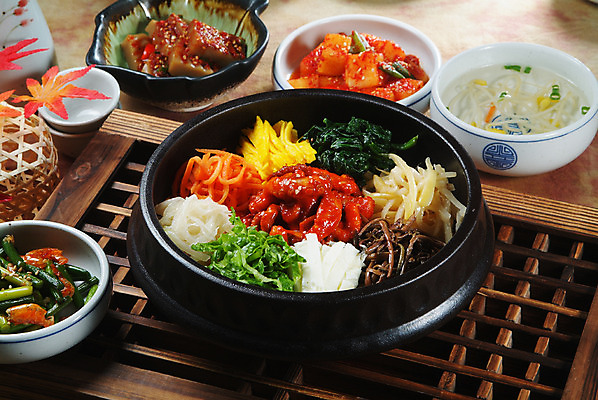 포토 JPG 스튜디오촬영 한국문화 그릇 한식 음식 단풍 술잔 밥 김치 실내 요리 사람없음 장식 당근 나무틀 깍두기 나물 비빔밥 창틀 돌솥 낙지볶음 지단 묵 고사리 나물무침 도라지나물 돌솥비빔밥 마늘쫑새우볶음 무채 콩나물국 국내포토 동양문화 식기 잎 채소 창문 잔 뿌리채소 한국 틀 내부 고명 볶음 국물 무침 파일형식