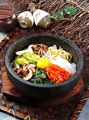 포토 JPG 스튜디오촬영 한국문화 그릇 한식 음식 밥 실내 요리 사람없음 장식 받침대 나물 비빔밥 노른자 돌솥 버섯볶음 고사리 나물무침 돌솥비빔밥 채김치 청포묵 콩나물무침 호박볶음 국내포토 동양문화 식기 채소 김치 한국 내부 계란 볶음 무침 파일형식