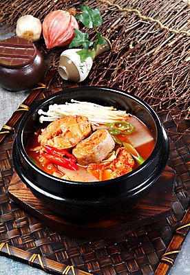 포토 JPG 스튜디오촬영 그릇 한식 음식 고추 실내 요리 사람없음 장식 받침대 뚝배기 팽이버섯 동태 동태탕 국내포토 식기 채소 내부 버섯 탕 파일형식