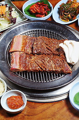 포토 JPG 스튜디오촬영 한국문화 그릇 한식 음식 실내 돼지고기 요리 사람없음 버섯 샐러드 구이 쌈장 송이버섯 게장 겉절이 돼지갈비 양념게장 국내포토 동양문화 식기 김치 한국 육류 내부 양념 게요리 파일형식