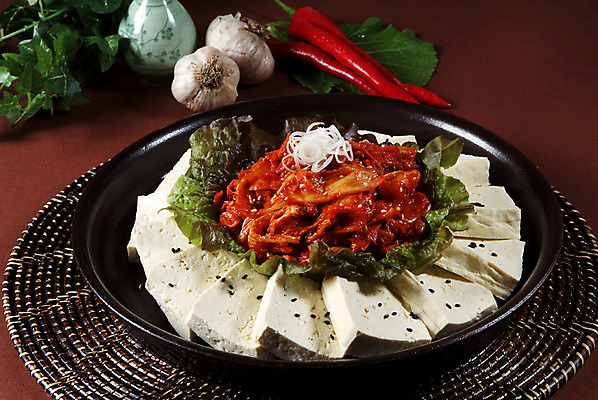 포토 JPG 스튜디오촬영 한국문화 그릇 접시 한식 음식 고추 김치 실내 마늘 요리 사람없음 장식 상추 받침대 안주 홍고추 두부 김치볶음 두부김치 두부김치볶음 국내포토 동양문화 식기 채소 한국 내부 볶음 파일형식