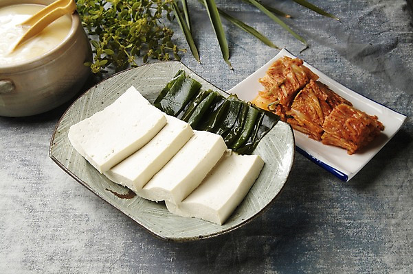 포토 JPG 스튜디오촬영 한국문화 그릇 접시 한식 음식 김치 주류 실내 요리 사람없음 장식 안주 두부 막걸리 미역 두부김치 국내포토 동양문화 식기 음료 한국 내부 해조류 파일형식