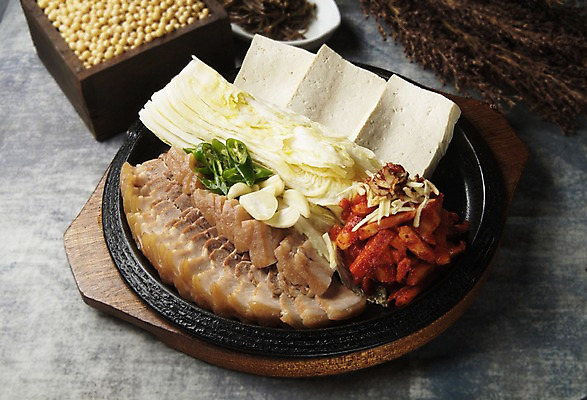 포토 JPG 스튜디오촬영 한국문화 그릇 한식 음식 고추 김치 실내 마늘 돼지고기 요리 사람없음 장식 받침대 안주 배추 야식 두부 보쌈 무생절이 국내포토 동양문화 식기 채소 한국 육류 내부 파일형식