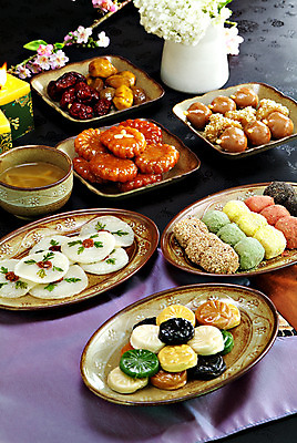 포토 JPG 스튜디오촬영 한국문화 그릇 접시 꽃 음료 한식 음식 다수 디저트 떡 실내 요리 사람없음 장식 꽃병 다양 차 밤 대추 약과 다과 경단 다식 전통다과 화전 제철음식 국내포토 식물 동양문화 식기 한국 내부 전통음식 견과류 전 제철 파일형식