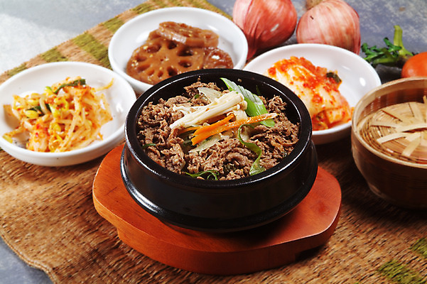 포토 JPG 스튜디오촬영 한국문화 그릇 한식 음식 반찬 김치 실내 요리 사람없음 장식 받침대 뚝배기 배추김치 뚝배기불고기 연근조림 국내포토 동양문화 식기 한국 내부 불고기 조림 파일형식