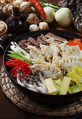 포토 JPG 스튜디오촬영 한국문화 그릇 한식 음식 채소 고추 호박 양파 실내 마늘 육류 요리 사람없음 버섯 당근 냄비 받침대 배추 만두 전골 느타리버섯 만두전골 국내포토 동양문화 식기 식재료 뿌리채소 한국 내부 솥 파일형식