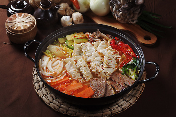 포토 JPG 스튜디오촬영 한국문화 그릇 한식 음식 채소 고추 호박 양파 실내 마늘 육류 요리 사람없음 장식 버섯 당근 냄비 받침대 배추 만두 전골 느타리버섯 만두전골 국내포토 동양문화 식기 식재료 뿌리채소 한국 내부 솥 파일형식