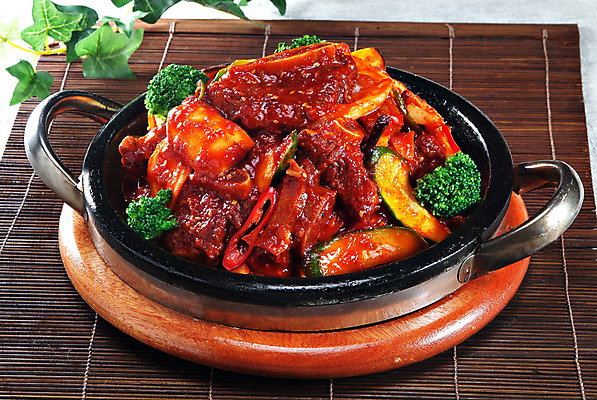 포토 JPG 스튜디오촬영 그릇 한식 음식 잎 채소 실내 요리 사람없음 장식 받침대 찜 갈비찜 매운소갈비찜 소갈비 국내포토 식물 식기 내부 소고기 갈비 파일형식