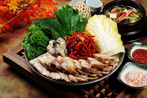 포토 JPG 스튜디오촬영 그릇 한식 단풍 술잔 김치 실내 돼지고기 요리 사람없음 장식 굴 상추 나무틀 된장찌개 배추 쌈 깻잎 창틀 보쌈 쌈장 굴보쌈 무생절이 새우젓 국내포토 식기 음식 잎 채소 창문 어패류 잔 육류 틀 내부 양념 찌개 젓갈 파일형식