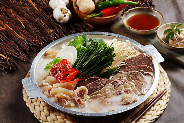 포토 JPG 스튜디오촬영 한국문화 그릇 한식 음식 젓가락 고추 피망 실내 육류 돼지고기 요리 사람없음 장식 받침대 홍고추 양송이 팽이버섯 전골 풋고추 부추 수육 수육전골 국내포토 동양문화 식기 채소 식재료 한국 수저 내부 버섯 파일형식