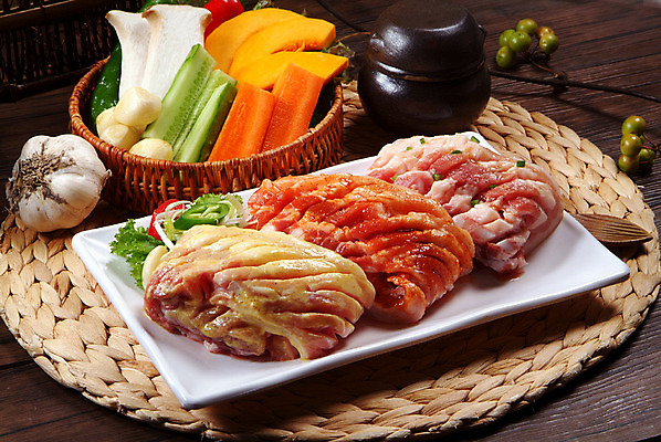 포토 JPG 스튜디오촬영 그릇 접시 채소 고추 오이 실내 마늘 생고기 돼지고기 요리 사람없음 버섯 당근 양념 받침대 삼겹살 단호박 모듬 새송이버섯 벌집삼겹살 갈색배경 국내포토 식기 백그라운드 호박 뿌리채소 육류 내부 갈색 파일형식