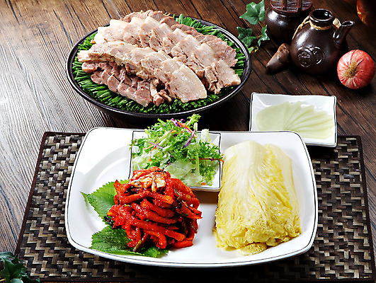 포토 JPG 스튜디오촬영 한국문화 그릇 접시 한식 음식 김치 실내 돼지고기 요리 사람없음 장식 샐러드 받침대 안주 배추 야식 보쌈 부추 무생절이 무쌈 국내포토 동양문화 식기 채소 한국 육류 내부 파일형식
