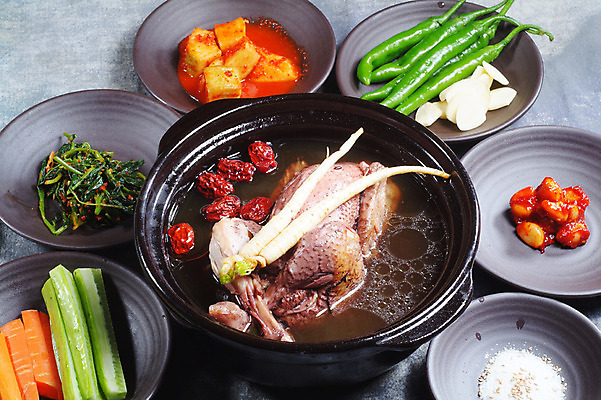 포토 JPG 스튜디오촬영 그릇 접시 한식 음식 고추 김치 오이 실내 마늘 요리 사람없음 닭고기 당근 인삼 깍두기 뚝배기 탕 대추 소금 보양식 풋고추 나물무침 마늘장아찌 몸보신 백숙 국내포토 식기 채소 뿌리채소 육류 내부 삼 무침 보신 장아찌 파일형식