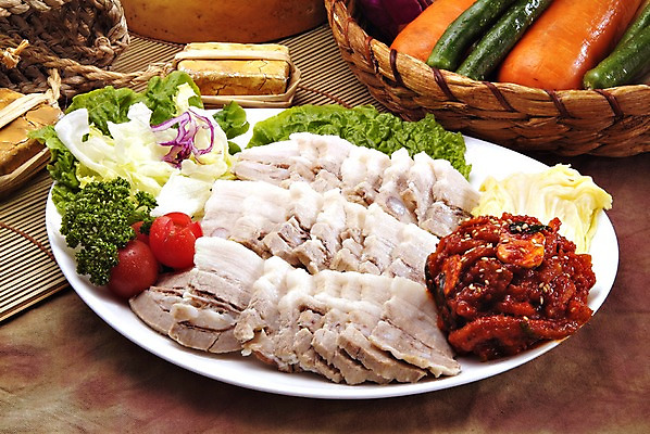 포토 JPG 스튜디오촬영 한국문화 그릇 접시 한식 음식 채소 방울토마토 고추 김치 실내 파슬리 돼지고기 요리 사람없음 바구니 당근 상추 안주 배추 양배추 야식 보쌈 풋고추 적채 무생절이 국내포토 동양문화 식기 토마토 뿌리채소 한국 육류 내부 파일형식