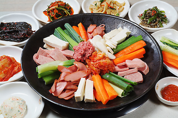 포토 JPG 스튜디오촬영 그릇 접시 한식 반찬 김치 오이 실내 요리 사람없음 당근 샐러드 소시지 냄비 햄 두부 쌈장 깻잎절임 멸치볶음 부대찌개 어묵볶음 국내포토 식기 음식 채소 뿌리채소 육류 내부 양념 가공식품 솥 찌개 볶음 절임 파일형식