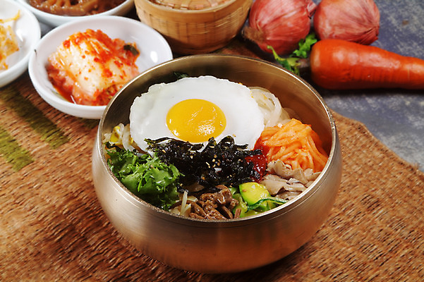 포토 JPG 스튜디오촬영 한국문화 그릇 한식 음식 밥 김치 실내 요리 사람없음 장식 김 상추 계란프라이 받침대 나물 비빔밥 배추김치 놋그릇 고사리 나물무침 무채 연근조림 채김치 호박볶음 국내포토 동양문화 식기 채소 한국 내부 해조류 계란요리 볶음 무침 조림 파일형식