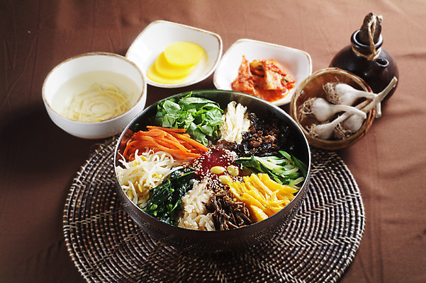 포토 JPG 스튜디오촬영 한국문화 그릇 한식 음식 밥 김치 실내 마늘 육류 요리 사람없음 장식 당근 고추장 받침대 국 나물 단무지 비빔밥 지단 버섯볶음 고사리 나물무침 무채 산채비빔밥 콩나물국 콩나물무침 호박볶음 국내포토 동양문화 식기 채소 식재료 뿌리채소 한국 내부 고명 양념 볶음 국물 무침 파일형식