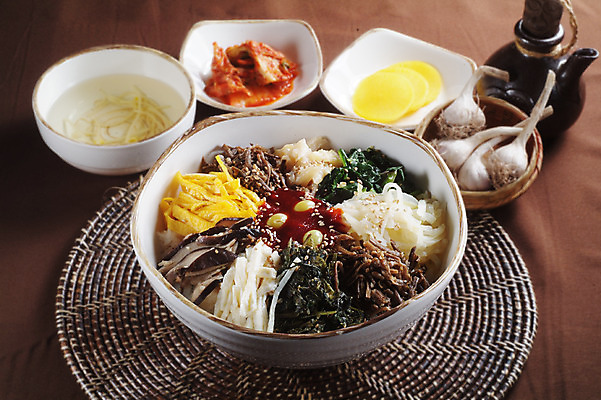 포토 JPG 스튜디오촬영 한국문화 그릇 한식 음식 밥 김치 실내 마늘 요리 사람없음 장식 고추장 받침대 국 나물 단무지 비빔밥 지단 버섯볶음 고사리 나물무침 무채 산채비빔밥 콩나물국 국내포토 동양문화 식기 채소 한국 내부 고명 양념 볶음 국물 무침 파일형식