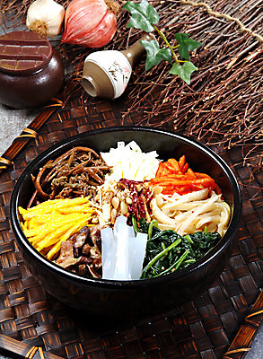 포토 JPG 스튜디오촬영 한국문화 그릇 한식 음식 밥 쟁반 실내 요리 사람없음 장식 받침대 나물 대추 비빔밥 잣 지단 버섯볶음 고사리 도라지 도라지나물 산채비빔밥 채김치 청포묵 국내포토 동양문화 식기 채소 김치 한국 내부 견과류 고명 볶음 파일형식