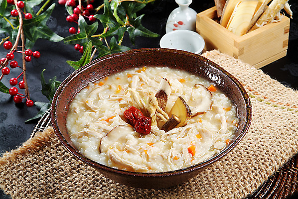 포토 JPG 스튜디오촬영 한국문화 그릇 한식 음식 실내 요리 사람없음 장식 닭고기 버섯 천 받침대 대추 죽 표고버섯 삼계죽 슬로우푸드 국내포토 동양문화 식기 한국 육류 내부 직물 파일형식