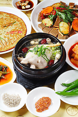 포토 JPG 스튜디오촬영 그릇 한식 음식 고추 여름음식 김치 실내 요리 사람없음 닭고기 복날 인삼 전 깍두기 뚝배기 탕 간장 대추 소금 쌈장 보양식 삼계탕 풋고추 중복 말복 몸보신 묵무침 초복 제철음식 삼복 국내포토 식기 기념일 채소 육류 내부 양념 삼 무침 보신 제철 파일형식 여름_계절