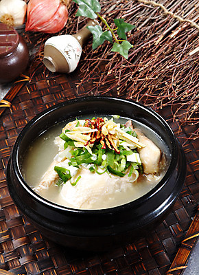 포토 JPG 스튜디오촬영 그릇 한식 여름음식 실내 요리 사람없음 장식 닭고기 복날 뚝배기 탕 대추 보양식 삼계탕 중복 말복 몸보신 초복 제철음식 삼복 국내포토 식기 기념일 음식 육류 내부 보신 제철 파일형식 여름_계절