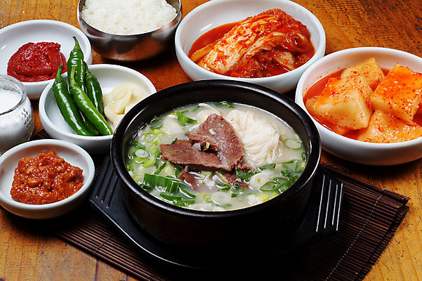 포토 JPG 스튜디오촬영 한국문화 그릇 접시 한식 음식 고추 밥 김치 실내 마늘 요리 사람없음 깍두기 받침대 뚝배기 국수 소금 배추김치 쌈장 풋고추 고기국수 공기밥 삼대국수 소면 국내포토 동양문화 식기 채소 한국 내부 면류 양념 파일형식