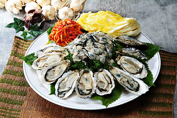 포토 JPG 스튜디오촬영 한국문화 그릇 한식 음식 잎 실내 파슬리 요리 사람없음 장식 굴 받침대 배추 깻잎 보쌈 굴보쌈 무생절이 국내포토 식물 동양문화 식기 채소 어패류 한국 내부 파일형식