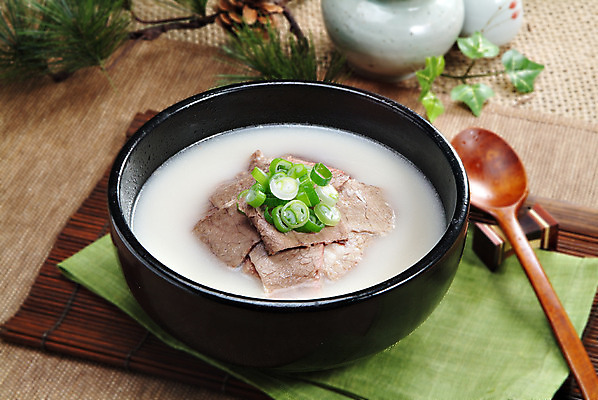 포토 JPG 스튜디오촬영 그릇 한식 음식 실내 요리 사람없음 장식 숟가락 천 받침대 솔잎 설렁탕 국내포토 식기 잎 수저 내부 직물 탕 파일형식