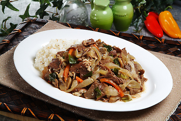 포토 JPG 스튜디오촬영 한국문화 그릇 접시 한식 음식 밥 쟁반 실내 요리 사람없음 장식 천 받침대 덮밥 소고기덮밥 소고기볶음 국내포토 동양문화 식기 한국 내부 직물 볶음 파일형식