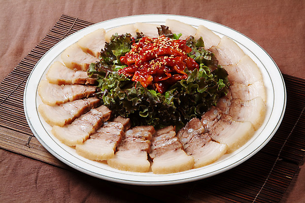 포토 JPG 스튜디오촬영 한국문화 그릇 접시 한식 음식 김치 실내 요리 사람없음 상추 받침대 보쌈 고기요리 수육 국내포토 동양문화 식기 채소 한국 내부 파일형식