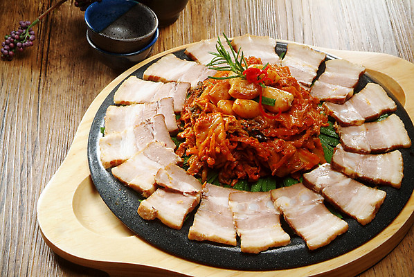 포토 JPG 스튜디오촬영 한국문화 그릇 한식 음식 술잔 김치 잔 실내 요리 사람없음 받침대 철판 보쌈 고기요리 수육 국내포토 동양문화 식기 한국 내부 파일형식