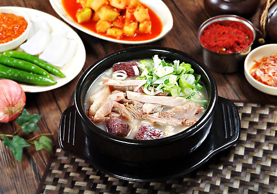 포토 JPG 스튜디오촬영 한국문화 그릇 접시 한식 음식 고추 양파 김치 실내 요리 사람없음 깍두기 받침대 뚝배기 국 쌈장 풋고추 순대 순대국 국내포토 동양문화 식기 채소 한국 내부 양념 파일형식