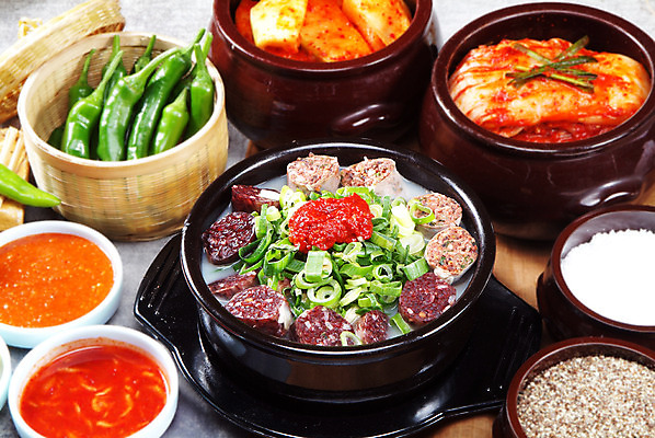 포토 JPG 스튜디오촬영 한국문화 그릇 한식 음식 고추 김치 실내 요리 사람없음 항아리 깍두기 뚝배기 소금 배추김치 쌈장 풋고추 순대 국밥 들깨 새우젓 순대국밥 국내포토 동양문화 식기 채소 한국 내부 도자기 양념 깨 젓갈 파일형식