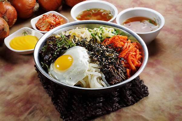 포토 JPG 스튜디오촬영 한국문화 그릇 한식 음식 밥 김치 실내 요리 사람없음 장식 상추 계란프라이 받침대 국 나물 단무지 비빔밥 콩나물 고사리 무채 양푼 양푼비빔밥 채김치 호박볶음 국내포토 동양문화 식기 채소 한국 내부 계란요리 볶음 파일형식