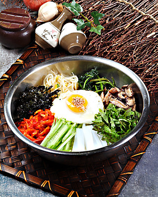 포토 JPG 스튜디오촬영 한국문화 그릇 한식 음식 밥 오이 실내 요리 사람없음 장식 항아리 김 상추 계란프라이 받침대 나물 비빔밥 콩나물 버섯볶음 나물무침 양푼 양푼비빔밥 채김치 청포묵 국내포토 동양문화 식기 채소 김치 한국 내부 도자기 해조류 계란요리 볶음 무침 파일형식