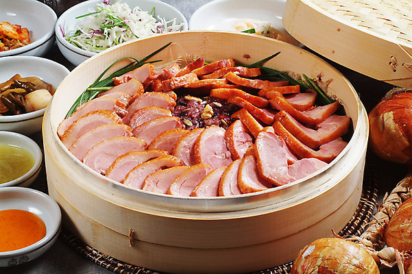 포토 JPG 스튜디오촬영 한국문화 그릇 한식 음식 실내 요리 사람없음 샐러드 덮개 받침대 오리고기 양파장아찌 오리로스 국내포토 동양문화 식기 오리 한국 육류 내부 뚜껑 장아찌 파일형식