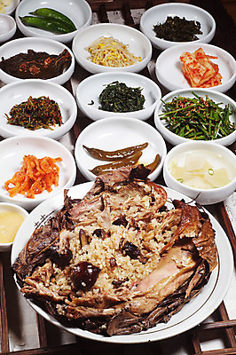 포토 JPG 스튜디오촬영 한국문화 그릇 접시 한식 음식 다수 고추 반찬 김치 실내 요리 사람없음 다양 상차림 나무틀 받침대 나물 창틀 콩나물 보양식 동치미 고추절임 깻잎절임 백숙 부추무침 오리백숙 채김치 국내포토 동양문화 식기 채소 창문 한국 틀 내부 무침 몸보신 절임 파일형식