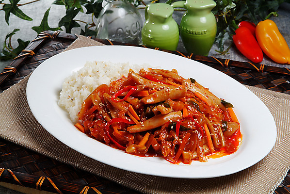 포토 JPG 스튜디오촬영 한국문화 그릇 한식 음식 밥 쟁반 실내 요리 사람없음 장식 천 받침대 덮밥 오징어덮밥 오징어볶음 국내포토 동양문화 식기 한국 내부 직물 볶음 파일형식