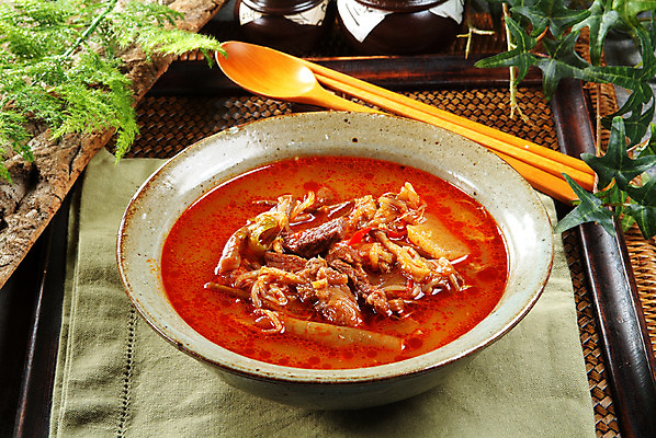 포토 JPG 스튜디오촬영 한국문화 그릇 한식 음식 젓가락 쟁반 수저 실내 요리 사람없음 장식 숟가락 천 받침대 국 보양식 육개장 국내포토 동양문화 식기 한국 내부 직물 몸보신 파일형식