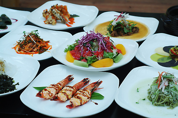 포토 JPG 스튜디오촬영 한국문화 그릇 접시 한식 음식 실내 요리 사람없음 샐러드 다양 튀김 상차림 무침 대하찜 밀전병 삼색밀전병 소면 일품요리 국내포토 동양문화 식기 다수 한국 내부 면류 파일형식