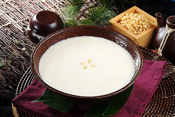 포토 JPG 스튜디오촬영 한국문화 그릇 열매 한식 음식 실내 요리 사람없음 장식 견과류 항아리 전 받침대 죽 솔잎 잣 슬로우푸드 잣죽 국내포토 식물 동양문화 식기 잎 한국 내부 도자기 파일형식